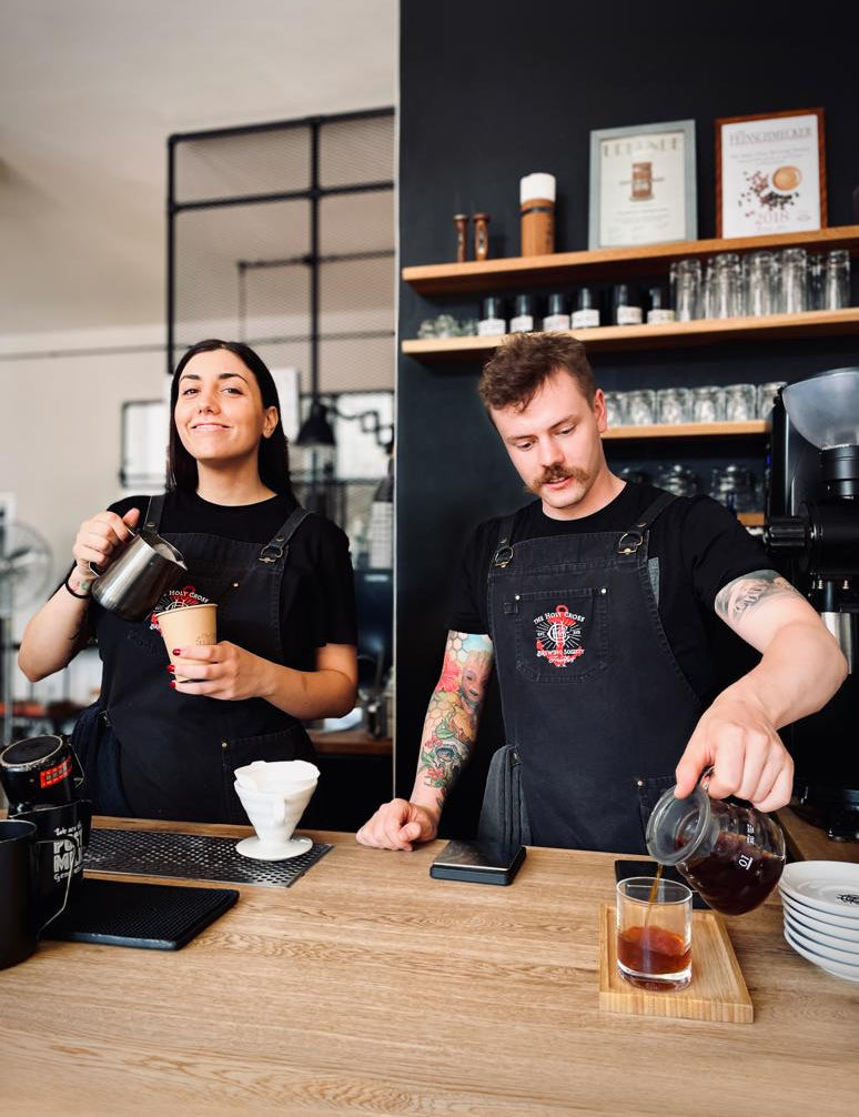 Innenansicht Theke mit zwei Baristi im The Holy Cross in Frankfurt