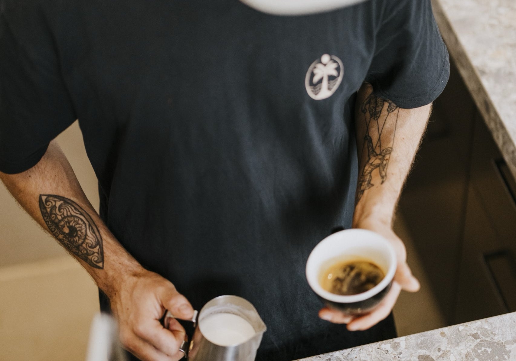 Barista arbeitet an der Kaffeemachine im ERNST Kaffeeröster in Köln Sülz, Alltag eines Barista in seinem Job