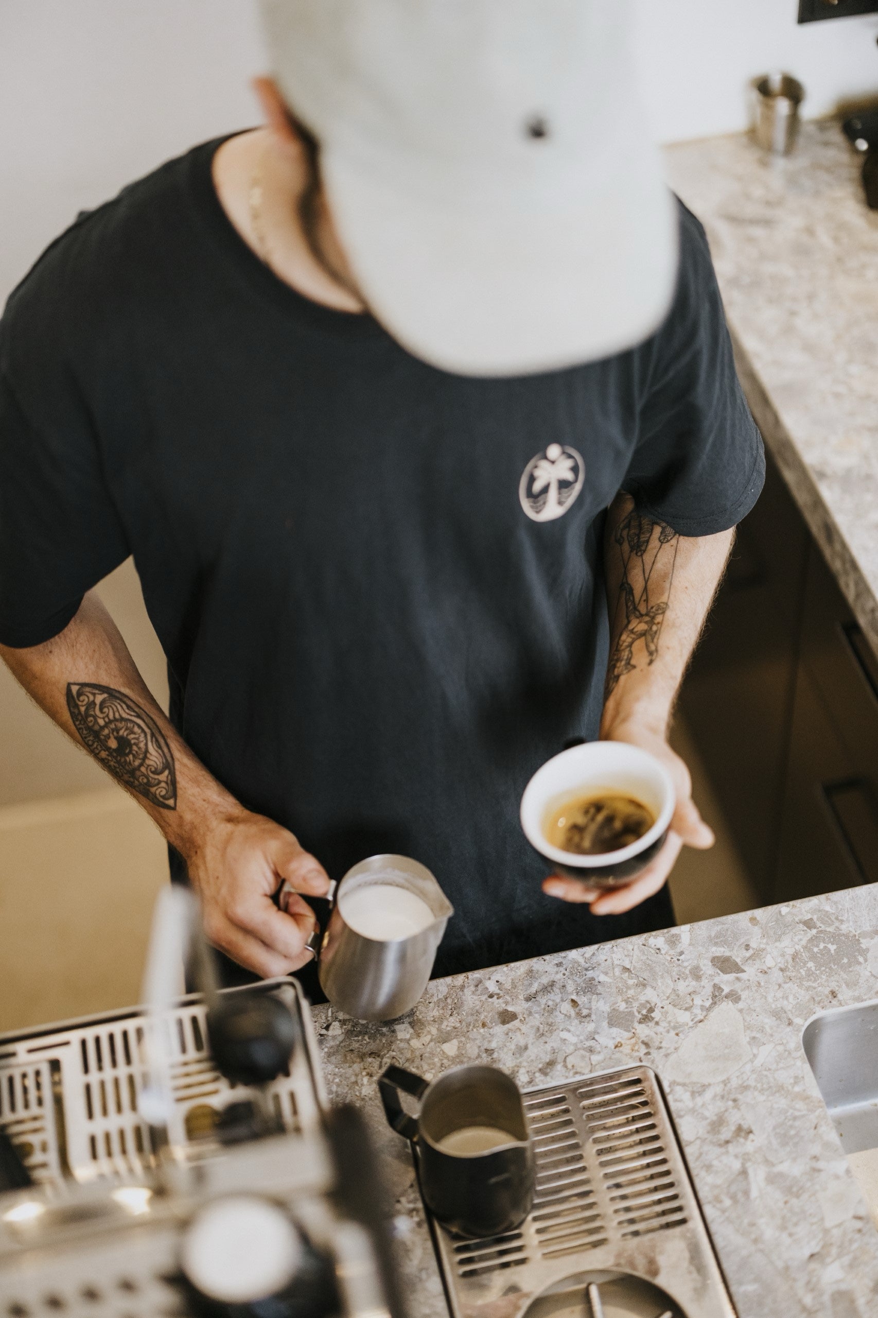 Barista arbeitet an der Kaffeemachine im ERNST Kaffeeröster in Köln Sülz, Alltag eines Barista in seinem Job