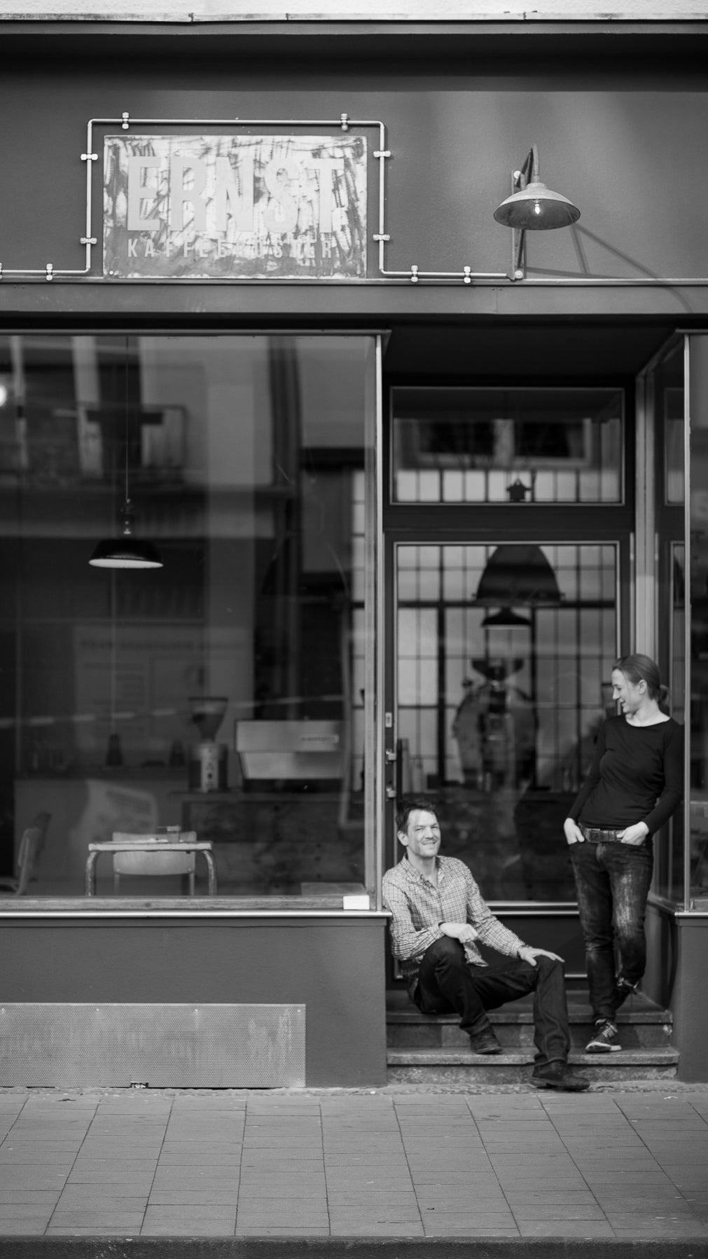 ERNST Kaffeeröster Kaffeebar Südstadt in der Außenansicht mit den Inhabern im Gründungsjahr