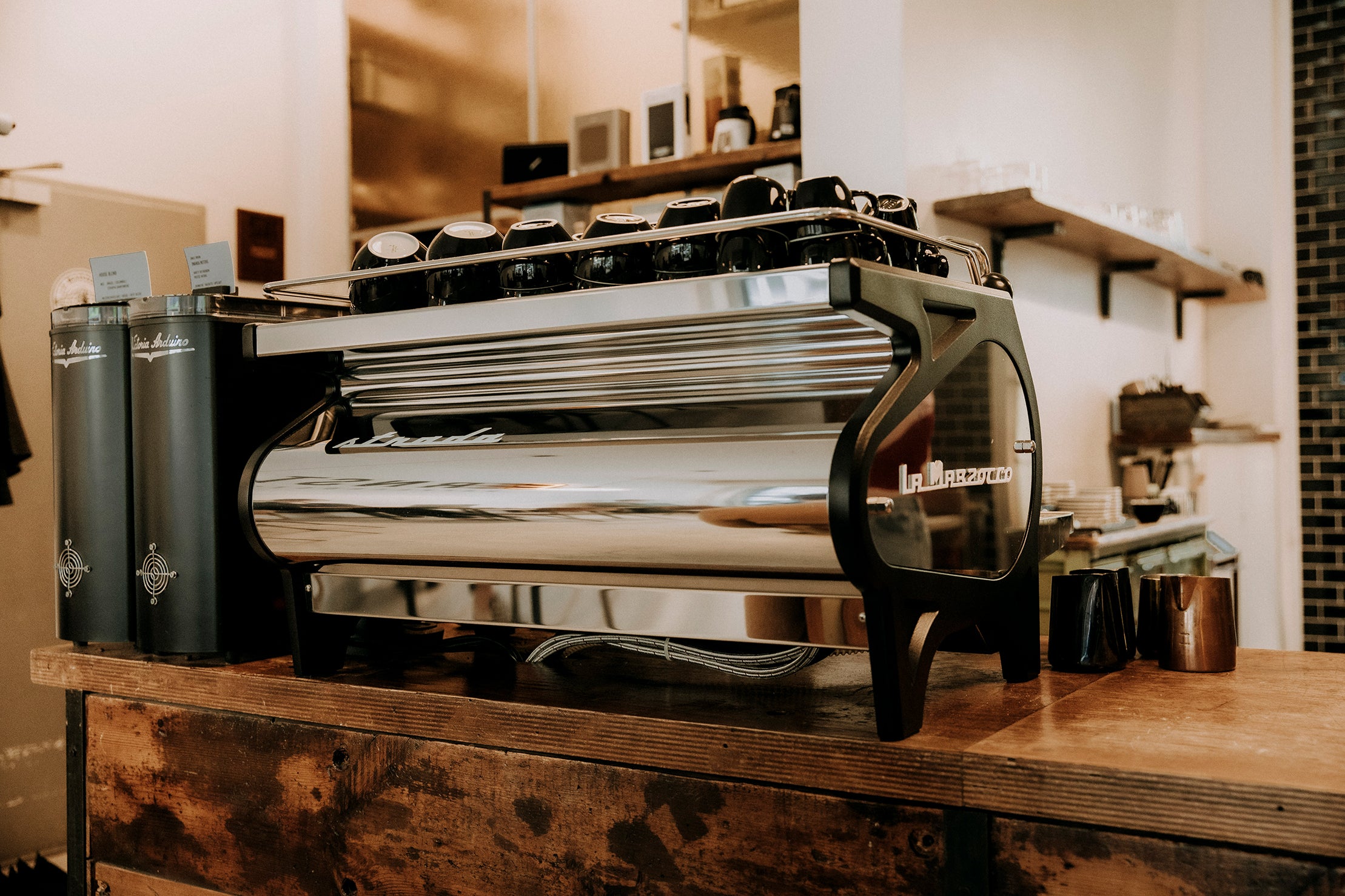 Innenraum der ERNST Kaffeeröster Kaffeebar in Köln Südstadt mit Theke und Kaffeemachine