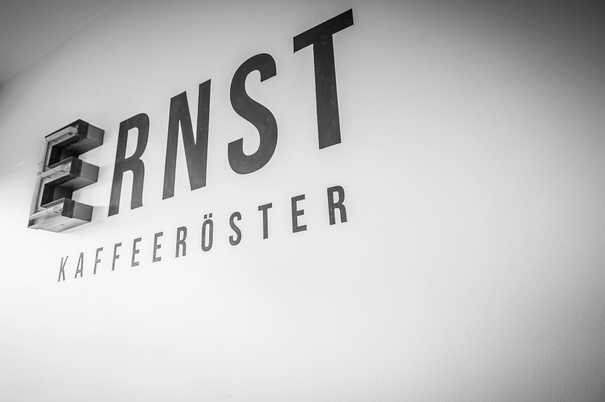 Ernst Kaffeeröster Logo an der Wand in der Kaffeebar Südstadt im Gründungsjahr